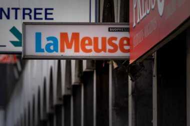 Liege, Belçika - 9 Kasım 2022 Liege büfesi için ana ofislerinde La Meuse logosu. La Meuse, Belçika 'nın bölgesel Fransızca dilidir..