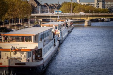 MAASTRICHT, NETHERLANDS - 10 Kasım 2022: Hollanda mavna tekneleri, Meuse Maas nehri üzerindeki Maastricht Rıhtımı 'nda sonbaharda. Maastricht, Hollanda 'nın Limburg ilinde bir şehirdir..