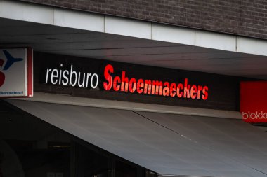 MAASTRICHT, NETHERLANDS - 10 Kasım 2022: Maastricht için ana ajanslarında Reisburo Schoenmaeckers 'ın işareti. Schoenmaeckers, Limburg 'da faaliyet gösteren Hollandalı bir seyahat acentesidir..