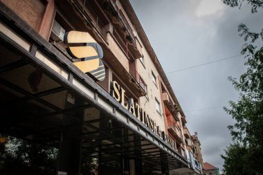 OSIJEK, CROATIA - 20 Eylül 2023: Osijek ofislerinde Slatinska Banka logosu. Slatinska Banka bir Hırvat perakende ve ticaret bankası.