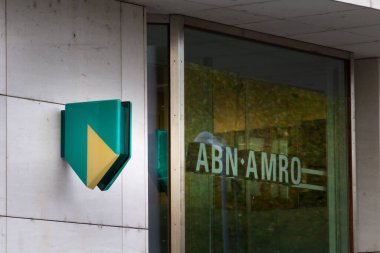 MAASTRICHT, NETHERLANDS 10 Kasım 2022: Maastricht için yerel bankalarında ABN AMRO logosu. ABN AMRO Hollanda 'nın en büyük bankalarından biri olan Hollanda' da bir yatırım ve perakende şirketidir..