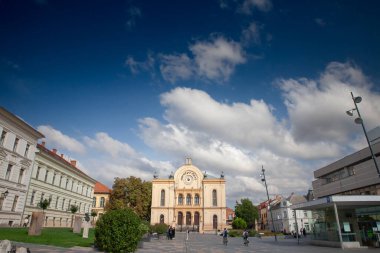 PECS, HUNGARY - 24 Eylül 2023: Pecs Sinagogu Panoraması Pecs 'in merkezinde. Pecsi zsinagoga olarak da bilinir, Yahudi anıtı ve şehrin simgesidir..