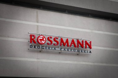 PECS, HUNGARY - 25 Eylül 2023: Rossmann logosu Pecs için ana dükkanlarının önünde. Rossmann, Avrupa 'ya yayılmış bir Alman eczane, dogerie ve kozmetik mağaza zinciri..