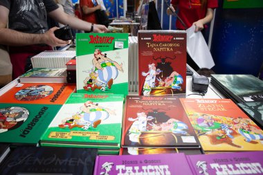 BELGRAD, SERBIA - 25 Ekim 2023: Belgrad 'daki eski bir çizgi roman dükkanında satılık Asteriks ve Oburiks Çizgi Romanları Kapakları. Asteriks, bir Gaulois savaşçısı hakkında yazılmış bir Fransız serisidir..