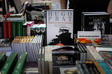 BELGRAD, SERBIA - 25 Ekim 2023: Hugo Pratt 'in biyografideki seçici bulanıklığı Belgrad' daki bir kitapçıda sergileniyor. Hugo Pratt, Corto Maltese adlı İtalyan çizgi roman yaratıcısı..