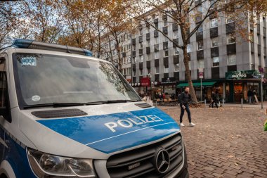 KOLOGNE, ALMANE - 6 Kasım 2022: Köln 'ün merkezinde Alman Federal Polis Teftişi, Bundespolizei, Almanya' nın ulusal polis gücü,.
