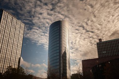 DORTMUND, GERMANY - 13 Kasım 2022: Dortmund 'un iş bölgesinde bulunan RWE Tower Dortmund, diğer adıyla Hochhaus. NRW bölgesinin büyük bir gökdelenidir..