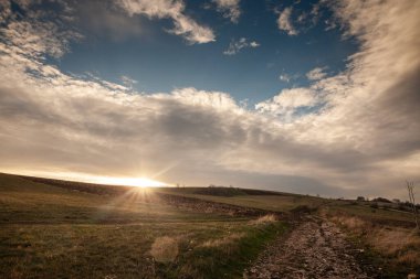 Vrh Rajac dağının tepesi ve zirvesi sonbaharda alacakaranlıkta güneş ışığıyla parlıyor. Rajac, Sırbistan 'daki bir Sumadija dağı ve Sırbistan' ın başlıca Sırp doğal turistik beldelerinden biri olan dinar alplerinin bir parçası..