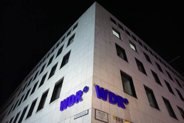 COLOGNE, ALMANY - 6 Kasım 2022 Köln 'deki karargahlarının WDR logosu. WDR ya da Westdeutscher Rundfunk, Batı Almanya 'da Nordrhein Westfalen eyaletinde yer alan bir Alman televizyon kanalıdır..