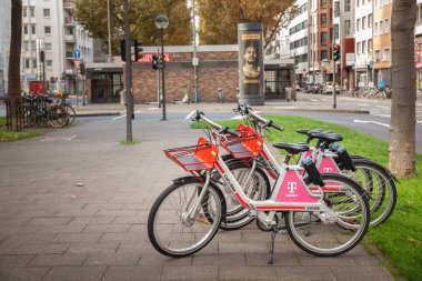 COLOGNE, ALMANY - 6 Kasım 2022: Köln 'de kiralık bir bisiklet üzerinde bir bisiklet Koln logosu arayın. Deutsche Bahn tarafından yönetilen Call a Bike, D.B 'nin limansız bisiklet paylaşım şirketi..