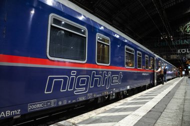 COLOGNE, GERMANY - 8 Kasım 2022: Kol Hbf 'deki Austria' ya giden gece treninin logosu üzerindeki seçici bulanıklık kalkışa hazır. Gece Jeti, Avusturya demiryollarının oluşturduğu bir tren sistemidir..
