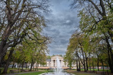 AAÇEN, Almanya - 8 Kasım 2022: Neues Kurhaus Aachen in the bath and spa park in the city in Autumn. Termal kompleksin bir parçası olan eski bir kumarhane..