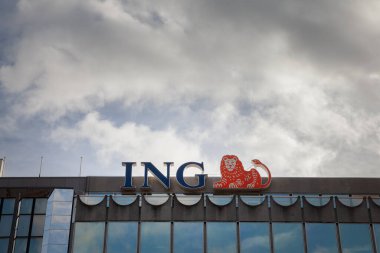LIEGE, BELGIUM - 9 Kasım 2022: ING Bank logosu ofislerinin önünde Liege şehir merkezi için. ING grubu, sigorta ve finans hizmetleri sunan Hollandalı bir bankacılık grubudur.