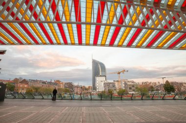 LIEGE, BELGIQUE - NOVEMBER 9, 2022: Tour Paradis 'in gökdeleni, ya da Tour des Finances, Gare des Guillemins tren istasyonundan bir adamla birlikte görülen yüksek katlı bir ofis kulesi..