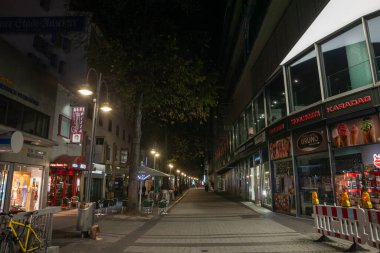 COLOGNE, GERMANY - 5 Kasım 2022: dükkanları ve mağazaları kapalı, boş breite caddesi. breite Strasse bir alışveriş caddesi, Koln Altstadt 'ın ana caddesi, Köln Eski Kasabası..