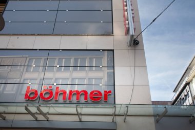 Essen, Almanya - 11 Kasım 2022 Bohmer logosu Essen için mağazalarında. Boehmer schuhe, Almanya 'da satılan bir Alman ayakkabı satıcısı..