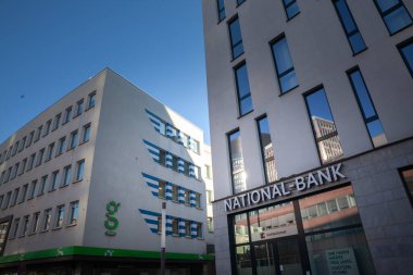 DORTMUND, ALMANY - 13 Kasım 2022: Dortmund 'un ofisindeki Nationak bankasının AG logosunda seçici bulanıklık. National Bank Deutschland, Almanya 'nın başkenti Almanya' da yer alan bir bankadır..