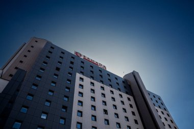 BÜKREŞ, ROMANIA - 21 Mart 2023: Ramada logosu Bükreş 'teki ana otellerinin önünde. Ramada, Wyndham Grubu 'nun bir parçası olan dünya çapında yayılmış bir otel ve tatil beldesi..