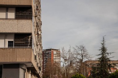 Sırbistan 'ın başkenti Belgrad' ın Novi Beograd kentindeki Blok 21 bölgesindeki yüksek binalarda seçici bulanıklığı, Orta ve Doğu Avrupa 'dan tipik bir barbarlık tarzıyla geleneksel komünist yerleşim grupları oluşturuyor.