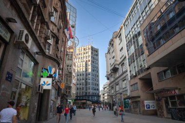 BELGRAD, SERBIA - 18 Haziran 2023: Belgrad 'ın merkezindeki saray Arnavutları (Palata Albanija) Sremska Ulica yaya yolundan görüldü. Bu bina Terazije bölgesinin mimari simgelerinden biridir.