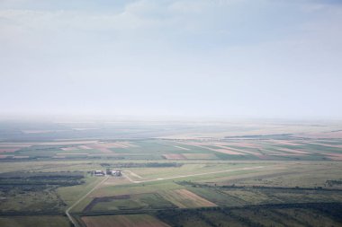 Sisli bir öğleden sonra Vrsac havaalanının terminali ve pist manzaralı seçici bulanıklık. Vrsac havaalanı, Sırbistan 'ın doğusundaki Voyvodina' nın ana havaalanlarından biri..