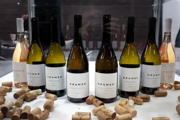 BELGRAD, SERBIA - NOVEMBER 18, 2023: Sırbistan 'ın başkenti Belgrad' da bir şarap dükkanında satışta olan çok sayıda beyaz şarap şişesi. Sırbistan şarap ve alkol sektörünü geliştiriyor.