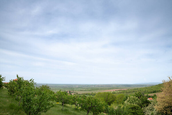 Воздушная панорама равнин Воеводина, Сербия, в пасмурный день, с Врсацкого Брега, или Врсацкого холма, главной достопримечательности Восточной Сербии, в районе Баната.