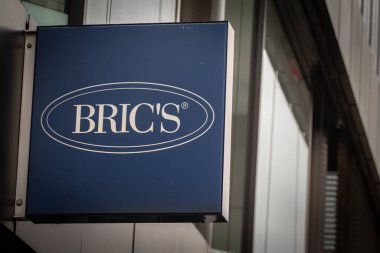 DÜZSELDORF, ALMANY - 7 Kasım 2022: Düsseldorf 'taki yerel mağazalarında rüşvet çantaları logosu. Bric 's lüks deri çantalardan oluşan bir Alman markası..