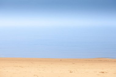 Letonya 'daki Garciema Pludmale plajında (Garciema Pludmale) yağmurlu, sisli bir öğleden sonra, baltık denizinde. Garciems, Letonya 'nın baltık devletlerindeki deniz tatil beldelerinden biridir..