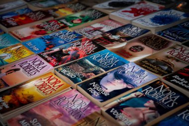 BELGRAD, SERBIA - 12 Ekim 2023: Nora Roberts 'ın Kitabı' nın kitapları Belgrad 'daki bir kitapçıda Sırpça' ya çevrildi. Sırbistan. Nora Roberts Amerikalı bir kadın yazar..