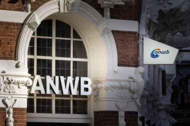 MAASTRICHT, NETHERLANDS - 8 Kasım 2022: Maastricht için ofislerinde ANWB logosu. ANWB, Royal Dutch Touring Club Hollanda 'da bir yol yardımı ve araba tamir şirketidir..