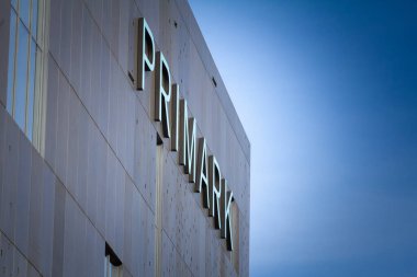 WUPPERTAL, ALMANY - 11 Kasım 2022: Wuppertal şehir merkezindeki ana dükkanlarının önündeki Primark logosu. Primark, Birleşik İngiliz Gıdaları 'na ait İrlandalı bir hızlı moda perakendecisi..