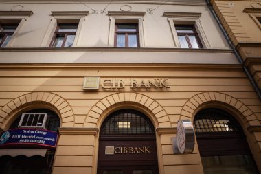 PECS, HUNGARY - 26 Eylül 2023: Pecs için merkez ofislerinin CIB Bank logosu. CIB Bank, Intesa Sanpaolo 'ya ait Macaristan' ın ana bankalarından biridir..