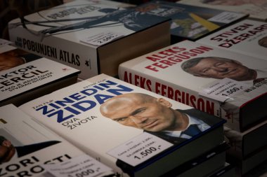 BELGRAD, SERBIA - 28 Ekim 2023: Zinedine Ferguson 'un bir kitapçıdaki biyografi kitabında seçici bulanıklık. Zinedine Zidane Fransız eski futbolcu, teknik direktör ve antrenör..