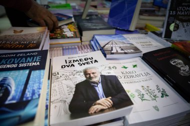 BELGRAD, SERBIA - 23 Ekim 2023: Branimir Nestoroviç 'in otobiyografi portresi, Belgrad' da satılık izmedju dva sveta. Branimir Nestoroviç Sırp bir doktor politikacı ve komplo teorisyeni..