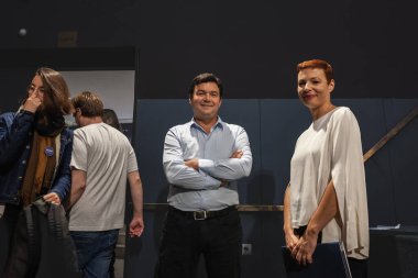 BELGRAD, SERBIA - 26 Ekim 2023: Thomas Piketty 'nin Belgrad, Sırbistan' da verdiği bir konferanstan önce gülümsemesi üzerine seçici bulanıklık. Thomas Piketty, eşitsizlik üzerine uzmanlaşmış Fransız bir ekonomist..