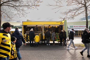 DORTMUND, GERMANY - NOVEMBER 5, 2022: BVB Borussia Dortmund taraftarları üzerinde futbol kulübü logosu olan Borussia Dortmund taraftar arabasının önünde seçici bulanıklık.