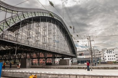 COLOGNE, GERMANY - NOVEMBER 6, 2022: Köln 'ün ana tren istasyonu Koln Hbf, ya da Koln Hauptbahnhof tren istasyonu, ve büyük bir Deutsch Bahn demiryolu merkezi..