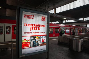 DÜKSELDORF, GERMANY - 12 Kasım 2022: Düsseldorf 'taki enflasyona karşı bir posterde G metall logosu. IG Metal IGM (kısaca Industriegewerkschaft metall), Alman sendikası..