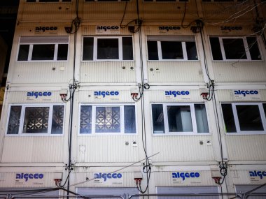 Köln 'deki geçici ofis konteynır tesisinde Algeco logosu. 7 Kasım 2022. Algeco, konteynırlar gibi modüler yapılar üreten ve kiralayan bir Fransız şirketidir..