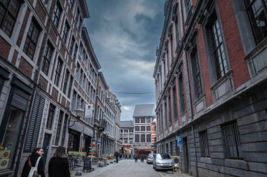 LIEGE, BELGIQUE - 9 Kasım 2022: Liege şehir merkezinin yaya sokağı Rue de la violette 'deki seçici bulanıklık, eski binalar, dükkanlar ve butikler ön cepheleriyle.