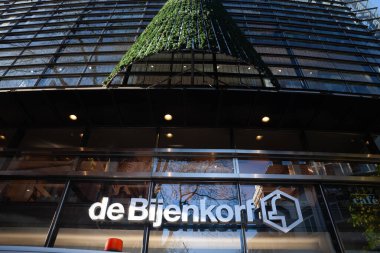 MAASTRICHT, NETHERLANDS - 10 Kasım 2022: De Bijenkorf logosu Maastricht için mağazalarında. De Bijenkorf lüks lüks mağazalar zinciri..
