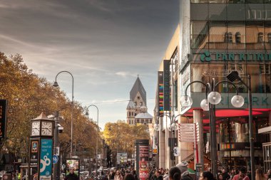 KOLOGNE, GERMANY - NOVEMBER 5, 2022: Neumarkt Meydanı 'nda dükkanları ve mağazaları olan bir alışveriş caddesi, Koln Altstadt' ın ana caddesi, Eski Şehir.