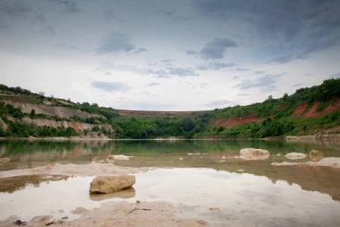 Sırbistan 'da yağışlı bir öğleden sonra Sırbistan' ın Fruska gora dağlarında Besenovo Gölü veya Besenovo Gölü 'nün Panorama kenti.