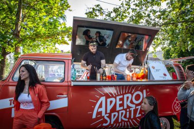 BELGRAD, SERBIA - 23 Temmuz 2023: Barmen içkileri hazırlayan bir kokteyl kamyonunda Aperol Spritz logosu. Aperol Spritz, genellikle Kuzeydoğu 'da aperatif olarak sunulan şarap bazlı bir kokteyl.