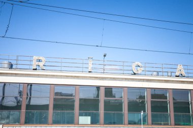 Riga Pasazieru 'nun ya da Riga Centrala Stacija' nın ön cephesinde Riga işareti var. Riga, Letonya 'nın ana tren istasyonu..