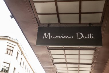 RIGA, LATVIA - 26 AĞUSTOS 2026: Massimo Dutti logosu Riga için ana butiğin önünde. Massimo Dutti, Inditex 'e ait lüks bir moda tasarımcısı, üreticisi ve perakendecisi..