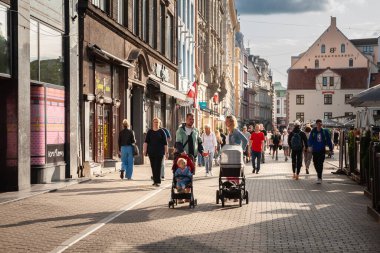 RIGA, LATVIA - 21 AĞUSTOS 2023: Aile babası ve bebek arabalarında seçici bulanıklık, Riga 'da yayalar üzerinde bebekler Vecriga Vecpilseta tarihi merkezi Letonya başkentinde.
