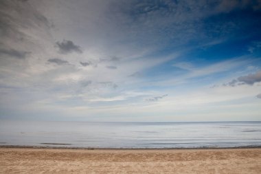 Dubulti 'deki Jurmala plajının (Jurmalas Pludmale) panoraması, yağmurlu bir öğleden sonra, baltık denizinde. Jurmala, Letonya 'nın Baltık devletlerinde bir tatil beldesidir..