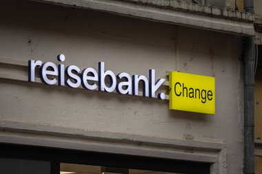 DÜZSELDORF, ALMANY - 7 Kasım 2022: Düsseldorf ofislerinde Reisebank logosu. Reisebank değişimi, Almanya 'da yayılmış bir Alman döviz kurudur..